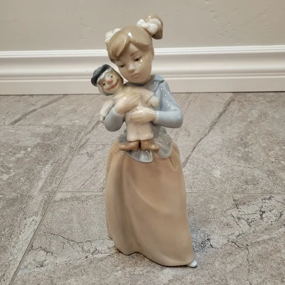 LLADRO NAO Figurine Girl With Clown Doll - Picture 1 of 8